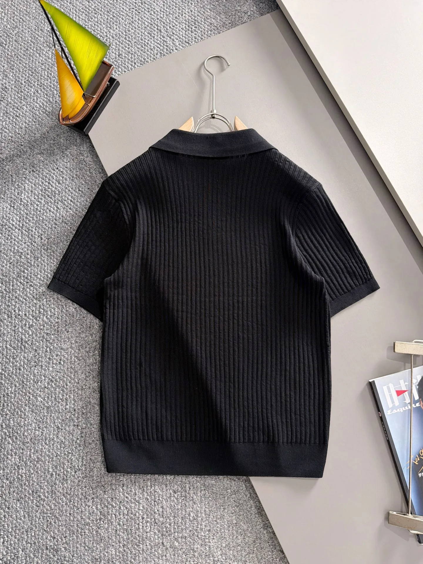 LP high quality Loro Piana 26ss New Arrival men's short-sleeved knitted T-shirt. Made of combed cotton yarn knitted cotton fabric, no pressure when entering and exiting the counter. Exclusive control of raw materials. It feels substantial when weighed, and the upper body is more textured than ordinary T-shirts. This texture can handle the weather easily and is suitable for both hot and cold! Loose fit design, looks noble. The only correct version is available Size: M to 4XL